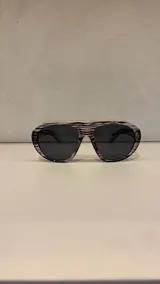 Lentes de sol con diseño aviador oversized y armazón grueso de acetato oscuro.