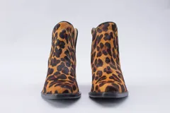 Botinetas texanas de caña corta con estampado animal print, taco bajo y cierre lateral.