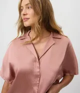 Pijama americano de satén color rosa viejo, compuesto por una camisa de manga corta con cuello solapa y botones frontales, y un pantalón largo de corte recto con cintura elastizada.