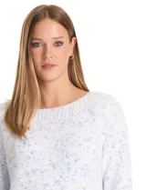 Buzo de tejido soft con efecto jaspeado en tonos blanco y azul. Presenta escote a la base con terminación rib, mangas largas de corte recto y ruedo recto con tajos laterales.