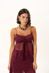 Top de encaje color bordó con breteles finos, diseño con nudo frontal y transparencia.