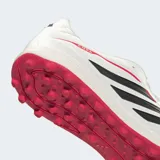 Championes de fútbol Adidas modelo Copa Pure IV League Turf, diseñados para césped artificial. Presentan un diseño en color blanco perlado con las icónicas tres tiras en negro y detalles en rojo vibrante en la suela y laterales. Incorporan tecnología Fusionfeel en la parte superior para un mejor control del balón y una suela de goma con tapones diseñados para tracción en superficies sintéticas.