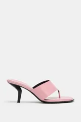 Sandalia tipo mule de piel color rosado, con diseño de tira ancha frontal y separación para el dedo. Cuenta con tacón fino de altura media en color negro y punta redonda.
