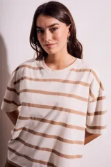 Remera de algodón color crudo con rayas horizontales color café, de corte oversize y mangas cortas.