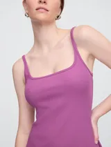 Vestido midi de punto acanalado color crema, con breteles finos y corte ajustado.