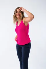 Musculosa fucsia de tejido de punto con escote en V y corte ajustado.