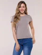 Remera celeste de manga corta, con cuello redondo y detalle calado en el rib del escote, de corte recto y ajuste cómodo.