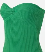 Vestido midi de punto acanalado en color verde, con diseño palabra de honor y detalle de nudo en el busto. Presenta un corte ajustado al cuerpo.