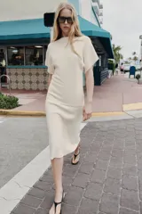 Jersey de punto liso con cuello redondo y manga corta con sisa ancha, de corte holgado.