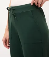 Pantalón deportivo Get Over de corte recto en color verde oscuro, confeccionado en microfibra elastizada. Cuenta con cintura elástica con lazo ajustable del mismo tejido y bolsillos frontales.