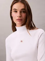 Top de manga larga Calvin Klein color blanco, confeccionado en punto fino de algodón y licra. Presenta cuello tortuga, ajuste ceñido al cuerpo y un pequeño parche con el monograma de la marca en el pecho.