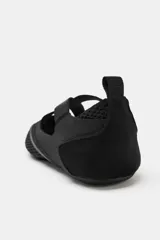 Bailarina deportiva negra, confeccionada con una combinación de malla, gamuza sintética y material elástico, con tiras cruzadas en el empeine.