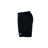 Short de baño Nike color negro, con cintura elástica y cordón ajustable blanco. Presenta el logo de la marca bordado en la parte inferior y forro de malla interior.