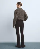 Pantalón de jean marrón oscuro, de tiro medio con diseño de corte recto y acabado ligeramente acampanado.
