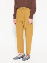 Pantalón Charlotte color mostaza, de corte recto, con cierre y doble gancho. Incluye lazo desmontable en la cintura con presillas, bolsillos laterales y bolsillos ojal en la espalda.