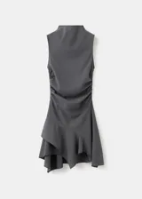 Vestido corto color gris oscuro, sin mangas y con cuello alto. Presenta un diseño entallado con panel fruncido en la cintura y falda asimétrica con volados.