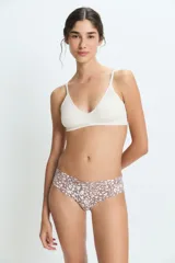 Bombacha tipo culotte de tiro medio con estampado de manchas pequeñas en tonos tierra y crema. Confeccionada en poliamida y elastano con forro de algodón.