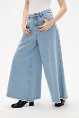 Pantalon de jean azul de corte ancho y tiro alto, con ruedo deshilachado.