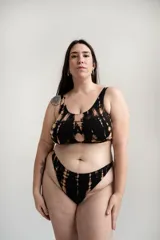 Bombacha de tiro medio-alto, confeccionada en algodón con elastano, con estampa tie-dye en tonos negro y beige.