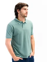 Remera polo blanca de manga corta, con cuello de polo y tapeta de dos botones.