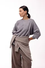 Sweater de punto con cuello redondo, mangas tres cuartos con puños ajustados y diseño de hombros caídos con silueta relajada.