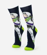 Medias de caña larga color azul marino con estampado de cuerpo completo del personaje Buzz Lightyear de Toy Story. Tienen detalles en verde lima en la puntera y el talón.
