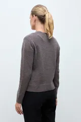 Cardigan de punto con mezcla de cashmere, color marrón chocolate, de corte clásico, cuello redondo y cierre frontal con botones a tono.