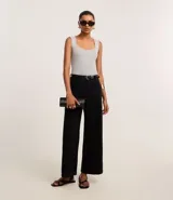 Blusa sin mangas de viscosa con efecto metalizado, color negro, bretel ancho y escote cuadrado.