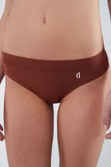 Bombacha tipo bikini de tiro medio, confeccionada en microfibra sin costuras con acabado suave. Presenta un pequeño logo estampado en el lateral y refuerzo interior de algodón.