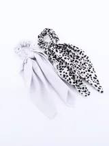 Pack de dos coleros con moña, uno con estampado animal print blanco y negro, y otro liso color gris claro.