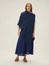 Chal de punto color azul oscuro con sutil brillo metalizado, de diseño liviano y caída fluida.