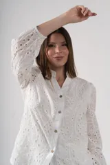 Camisa blanca de algodón con bordados perforados y botones de madera.