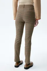 Pantalón de vestir marrón a cuadros con corte cigarette y aberturas en los tobillos.