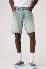 Bermuda de denim celeste con lavado claro y efecto gastado, de corte holgado y tiro medio, con bolsillos clásicos.