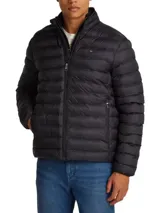 Campera puffer negra Tommy Hilfiger, con cuello alto, cierre frontal con cremallera, bolsillos laterales y logo bordado en el pecho.