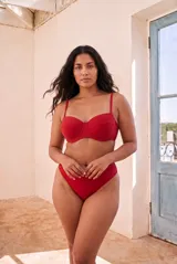 Top de bikini con copa y aro color rojo, de tirantes finos y diseño estructurado.