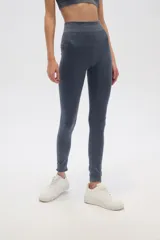 Calza larga de lycra color gris oscuro, tiro alto y calce ajustado.