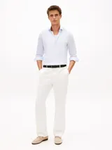Camisa de manga larga Tommy Hilfiger color celeste con micro estampado de minipaisley, cuello clásico y cierre frontal de botones.