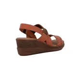 Sandalia de taco chino color marrón, con tiras de cuero con perforaciones y detalles textiles en el empeine, y tira ajustable en el talón.