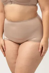 Bombacha de tiro alto color piel, confeccionada en lycra.