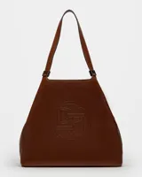 Bolso de hombro azul marino de cuero graneado con logo grabado en el centro.