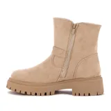 Botas cortas color beige con hebilla decorativa y suela track.