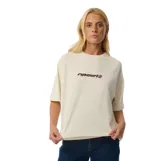 Remera de manga corta Rip Curl modelo Sunset Beach Raglan Boxy, color beige con calce holgado y estampado frontal con el logo de la marca en tonos oscuros y rosados.
