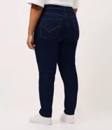 Pantalón skinny de jean en color azul marino, de tiro alto y corte ajustado. Presenta bolsillos delanteros y traseros, trabillas en la cintura y cierre de botón y cremallera.
