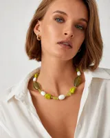 Collar corto de cristales checos en tonos verde, blanco y oliva, intercalados con cuentas doradas y cierre de acero.