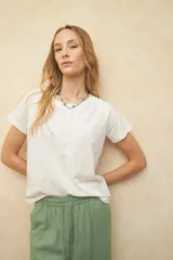 Remera de manga corta, cuello redondo, calce holgado, confeccionada en algodón.