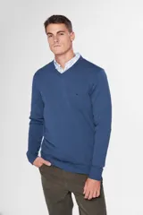 Sweater azul de hilo liviano 100% algodón con cuello en V y logo bordado en el pecho.