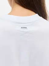 Remera de manga corta y cuello redondo en jersey de algodón, con calce regular y largo a la cadera.