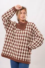 Sweater oversize de punto con cuello alto, diseño geométrico en color marrón y beige.