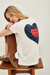 Remera blanca de algodón con estampa trasera en forma de corazón que simula un disco de vinilo con la inscripción Extraordinary Records.